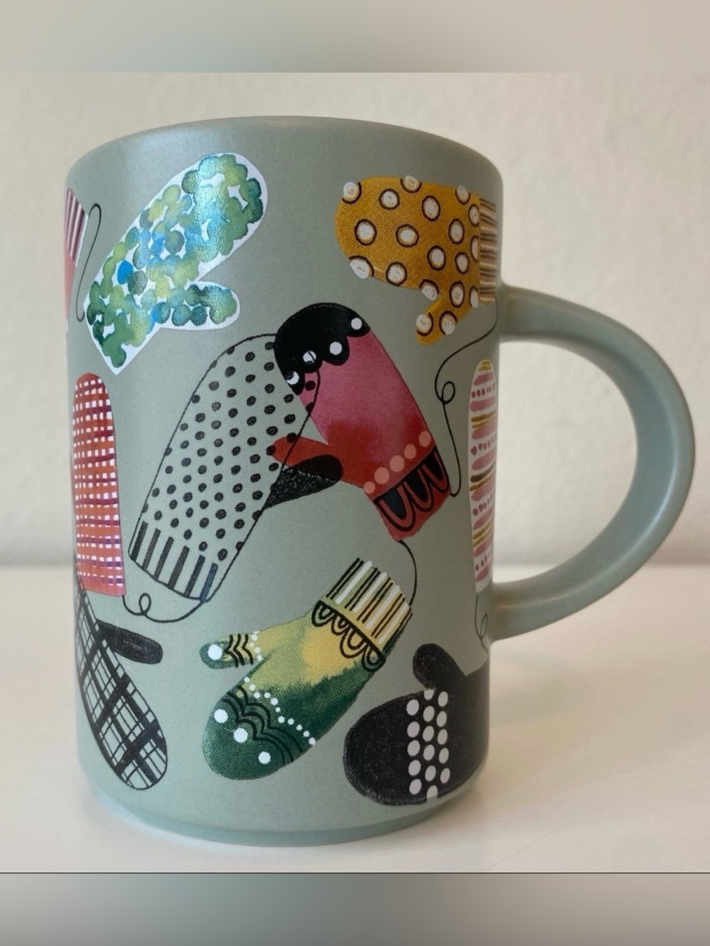 Starbucks 2017 Mug Winter Mittens Limited Edition Holiday 12 ounce Coffee Cup